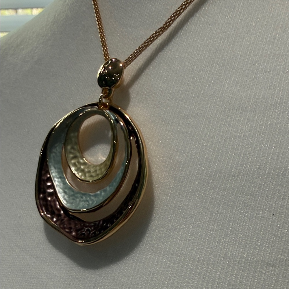 Elegant Gold and Silver Pendant Necklace